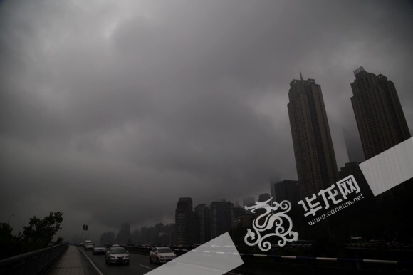 乌云继续盘踞主城上空，降雨不断。记者 李裕锟 摄