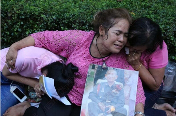 　　当地时间10月13日，泰国国王普密蓬·阿杜德去世，泰国民众听到消息后伤心痛哭（图片来源：泰国媒体）
