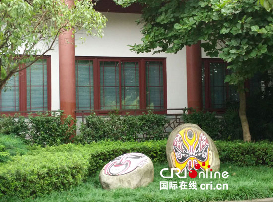 川剧院随处可见的脸谱造型 摄影:唐远贵