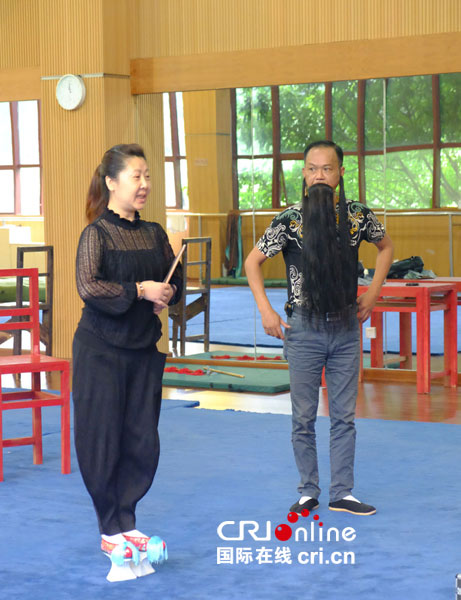 认真练习川剧的演员们 摄影:程旻