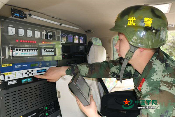 武警交通二支队实时救援指挥车在一线。陆文凯摄影