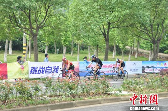 中国铁人三项联赛宁波东钱湖举行75岁铁人演绎传奇