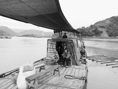 由于没有桥,当地群众出行只能靠渡船。