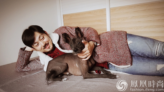 李广旭微博晒萌宠 雅痞熟男暖化人心