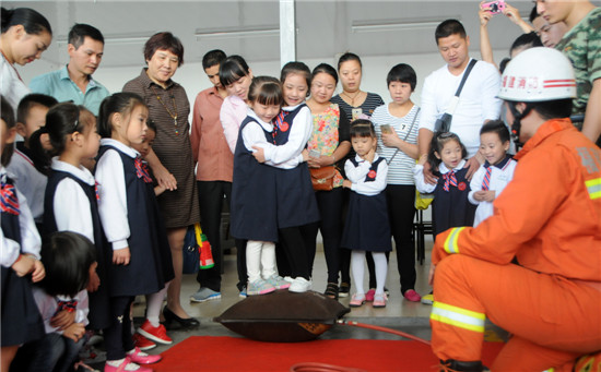 幼儿园小朋友走进消防大队 零距离体验消防