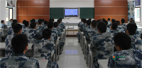 陈冬老部队的战友们通过电视关注神舟11号成功发射 。廖启荣　吕杰 摄