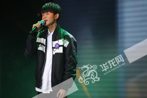 庆祝晚会上,王源深情演唱。记者 李裕锟 摄