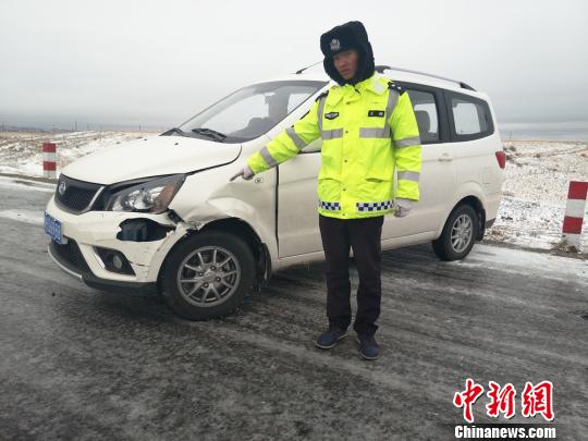 当地交警在结冰的道路上执勤。　张军强 摄