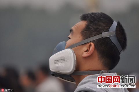 2016年10月18日，短暂晴天过后，北京雾霾再次来袭，出行市民纷纷加入“口罩大军”，口罩成出行必备装备。 图片来源于东方IC