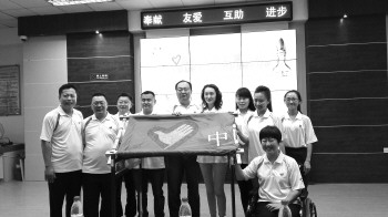 中国青年志愿者代表张文莉参与绣制的旗帜成