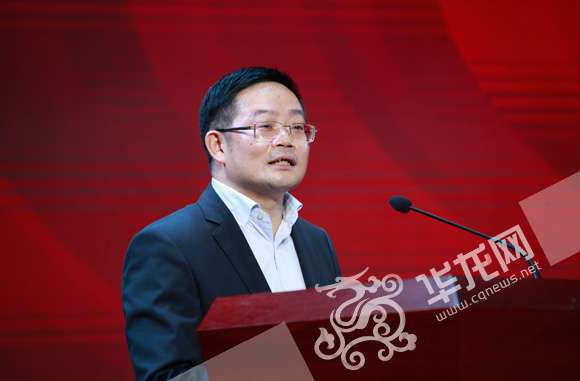 重庆日报报业集团党委书记、重庆日报报业集团产业有限责任公司董事长管洪在上游财经新闻客户端上线发布会上致辞。首席记者 李文科 摄