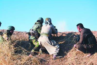 17日，在摩苏尔东部地区，库尔德武装成员对极端组织“伊斯兰国”进行攻击。