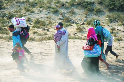 18日，在摩苏尔附近，从胡德村逃避战乱的村民前往盖亚拉镇。