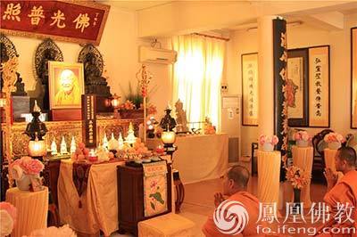 僧王一行在本焕老和尚像前诵经祈福（图片来源：凤凰佛教）
