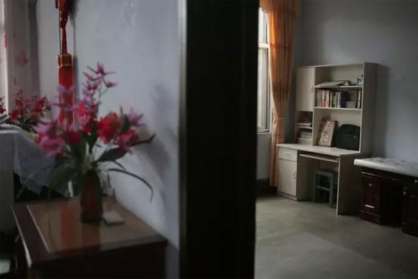 　　10月7日，山东临沂，徐玉玉曾经生活学习的房间。她的母亲说：徐玉玉走后，还总是看到她的身影出现在屋里，所以把她的床和物品都处理掉了。新京报记者侯少卿摄