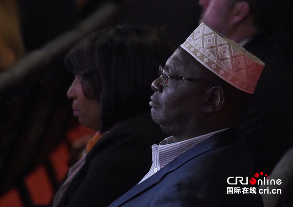 　　当地时间2016年10月19日，美国拉斯维加斯，2016年美国大选最后一次电视辩论举行，美国总统巴拉克·奥巴马同父异母的哥哥马利克·奥巴马在场观看。图片来源：视觉中国