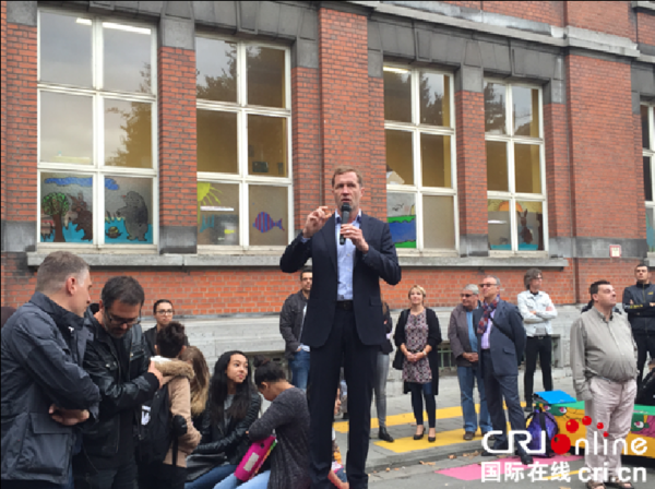 比利时沙勒罗瓦市长Paul Magnette向市民介绍社会改造计划