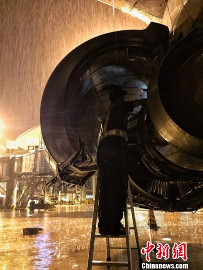 揭阳机场 工作人员冒雨系留飞机　南航供图　摄