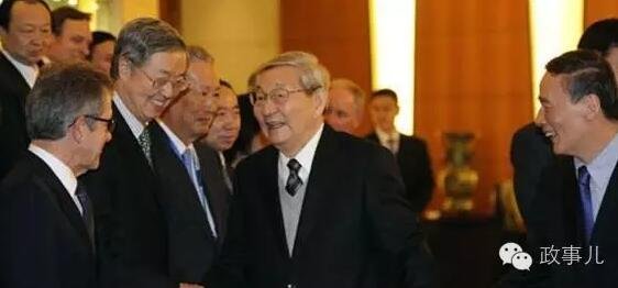 　　图：2013年10月，王岐山陪同朱镕基会见参加年会的顾问委员