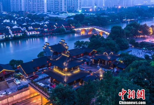 中国大运河杭州段夜景。　杭州运河集团供图　