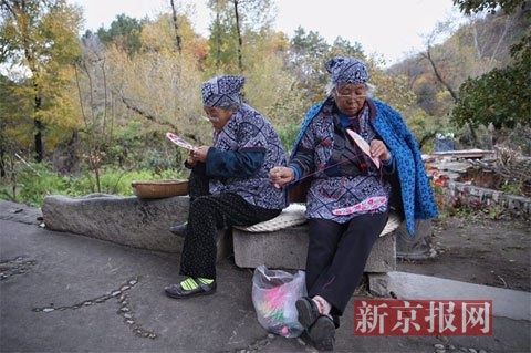 两位老人正在纳鞋底。新京报记者 尹亚飞 摄