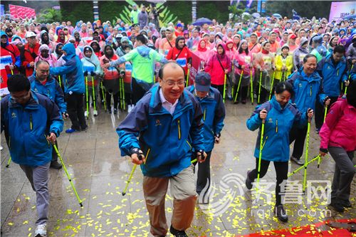 中国登山协会副主席颜金安,山东省政府副省长季缃绮,济南市政府副市长