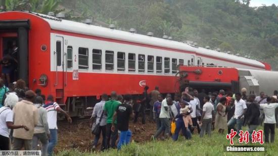 当地时间10月21日，西非国家喀麦隆一列火车在该国两大城市之间行驶时发生出轨事故。