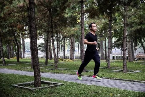10月20日，马拉松跑者陈书博。新京报记者 李飞 摄