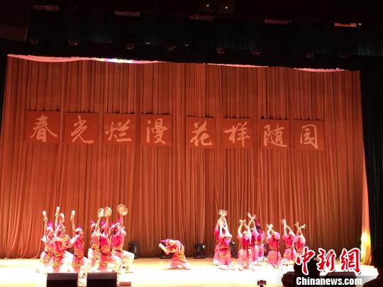 安吉路良渚实验学校的小学生们为老人们带来表演《舞起幸福鼓》。　梅芳燕 摄