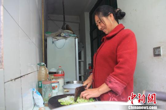 女儿最喜欢吃炒白菜，临到放学时间她就会提前把菜洗好切好为女儿做饭。　吕杨　摄