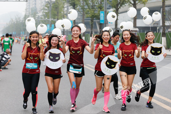 美女跑团ARG有自己专属的服装和气球。记者 石涛 摄