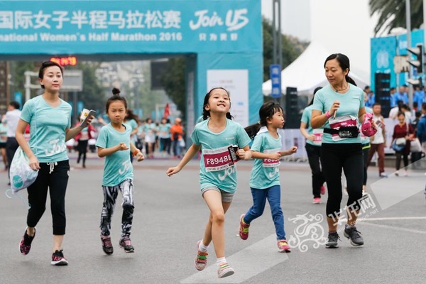 亲子组比赛让妈妈可以带着孩子一起快乐奔跑。记者 石涛 摄
