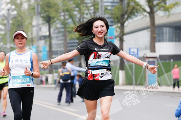 跑道上,美女们秀颜值、秀身材、秀耐力,尽情释放自我。记者 石涛 摄