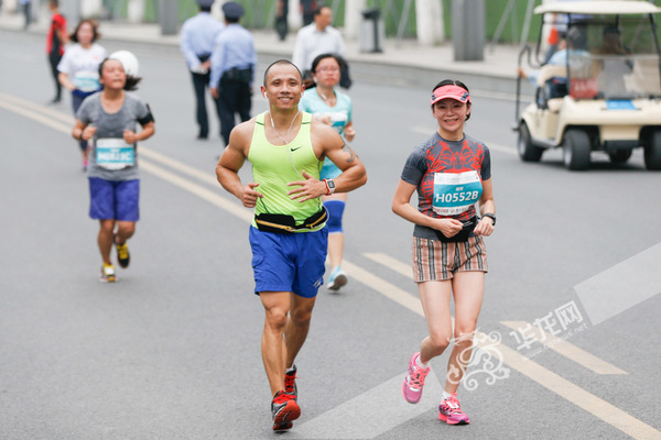 肌肉猛男与美女组合。记者 石涛 摄