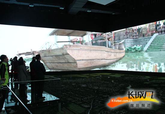 记者们参观香河县城市规划展览中心。长城网 尹智 摄