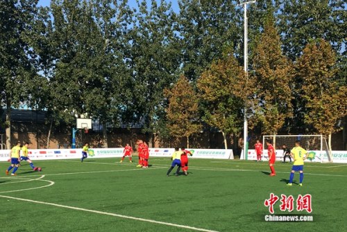 今天上午，首届北京国安足球俱乐部官方球迷联赛在私立新亚中学拉开序幕。中新网记者王牧青摄