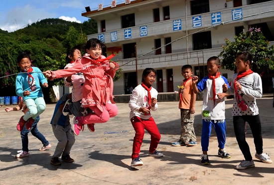 云南的人口与民族_云南民族村(2)