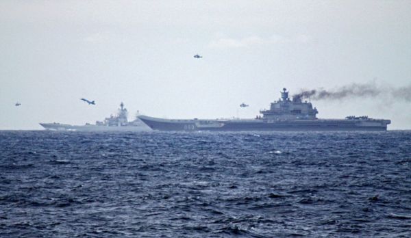 资料图片：英海军战舰拍摄的“库兹涅佐夫”号航母编队在挪威外海进行演习。（图片来源于网络）