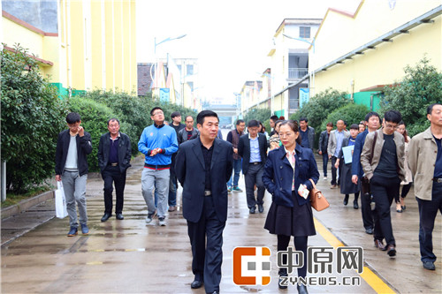 宝丰县食药监局局长黄金坡带领媒体团参观