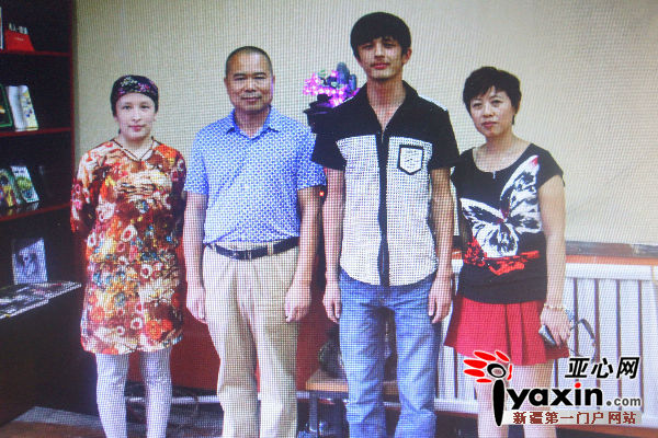 图说：图为王荣华夫妇和阿依古丽·毛尼亚孜一家的合影。