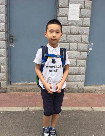 不同于王诗龄,林永健送林大竣上平民小学,一看就是好学生