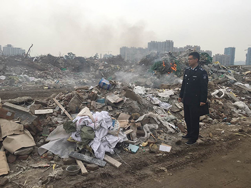 1、石龙洞路与曹各庄后街交叉口西侧有垃圾焚烧现象，执法人员责令立即扑灭