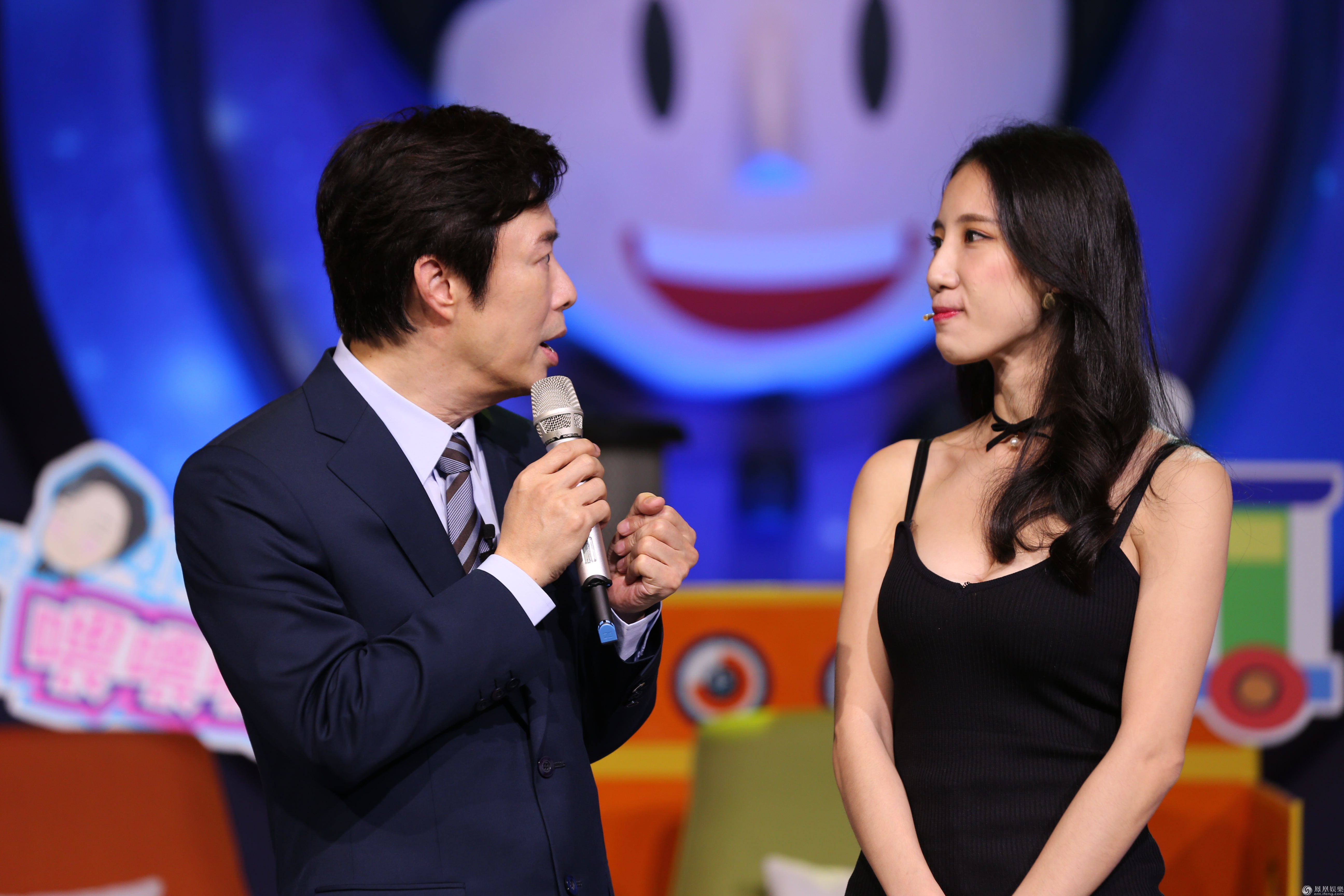 《小哥喂喂喂》费玉清唤瑶瑶回归 赞女神惹火身材_娱乐频道_凤凰网