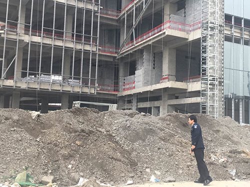 2、北土城路北侧奥南4号地建设项目工地内有大片土堆未覆盖，现场要求立即整改
