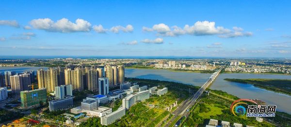 2016年10月25日，蓝天白云下，高空鸟瞰海口国兴大道、省委和滨江路带状公园一线江景。