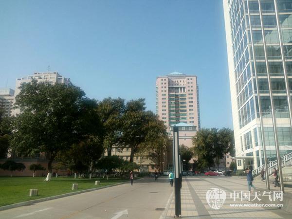 今天（26日）上午，北京海淀区中关村南大街附近天空湛蓝如洗。