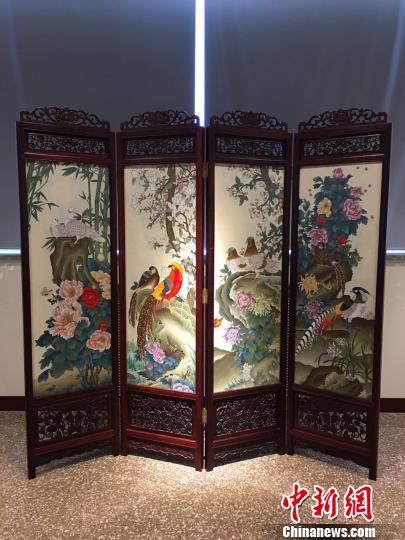 2016懋隆文创园?中国工艺精品传承与创新系列展26日在京开幕,300余件景泰蓝创新作品展出。图为以“鸟”为主题的屏风。 刘文曦 摄