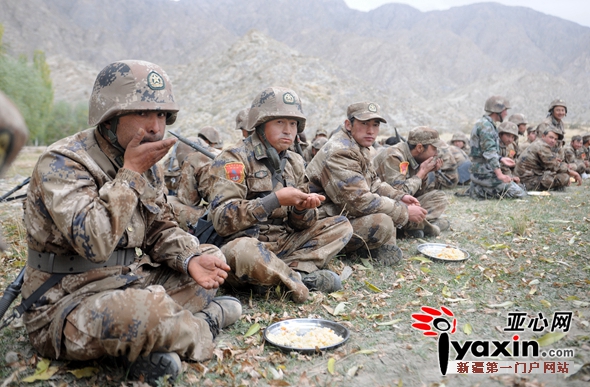 10月24日，民兵骑兵连战士训练完在吃抓饭。