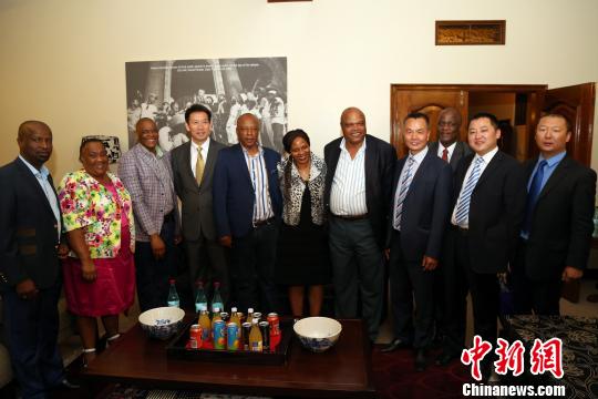 中国驻约翰内斯堡总领馆组织总领馆参访团成员与南非自由州省主要官员合影。　宋方灿 摄