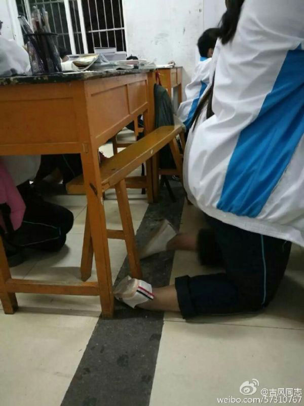 微博网帖称，“宿州三中高一（18）班学生上课时存在集体下跪现象。图片来自网络